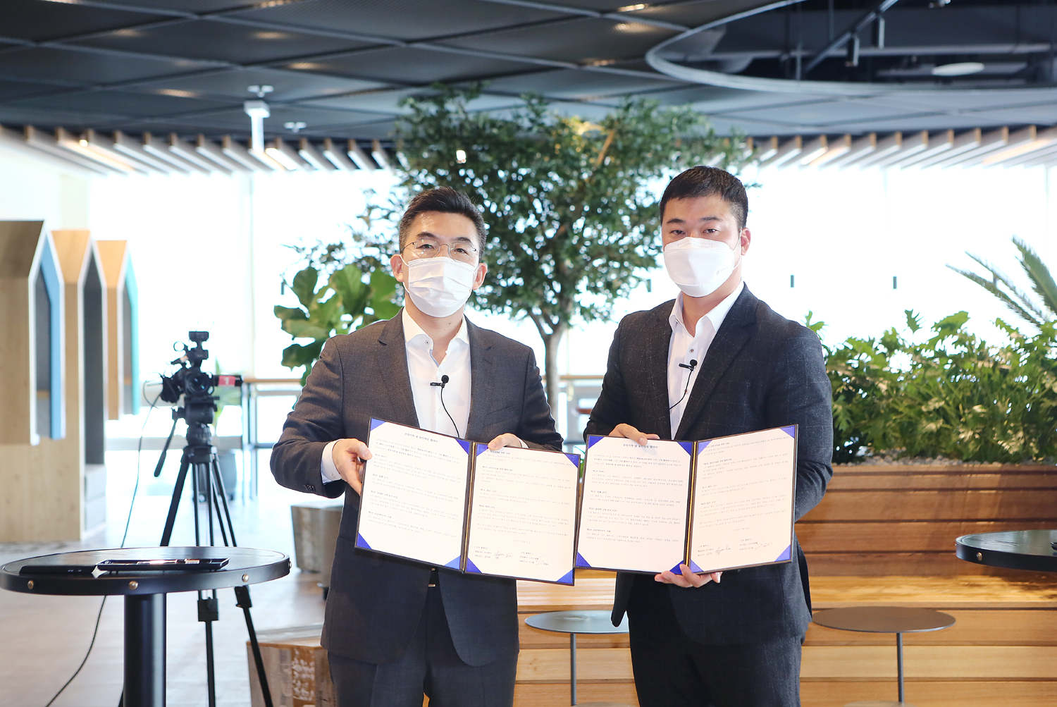 제일 E&S㈜ 김치연 대표이사(왼쪽)와 ㈜스카이엔텍 서기용 대표가 공정거래 및 동반성장 문화 확대를 위한 협약식을 체결하고 기념 촬영하는 모습